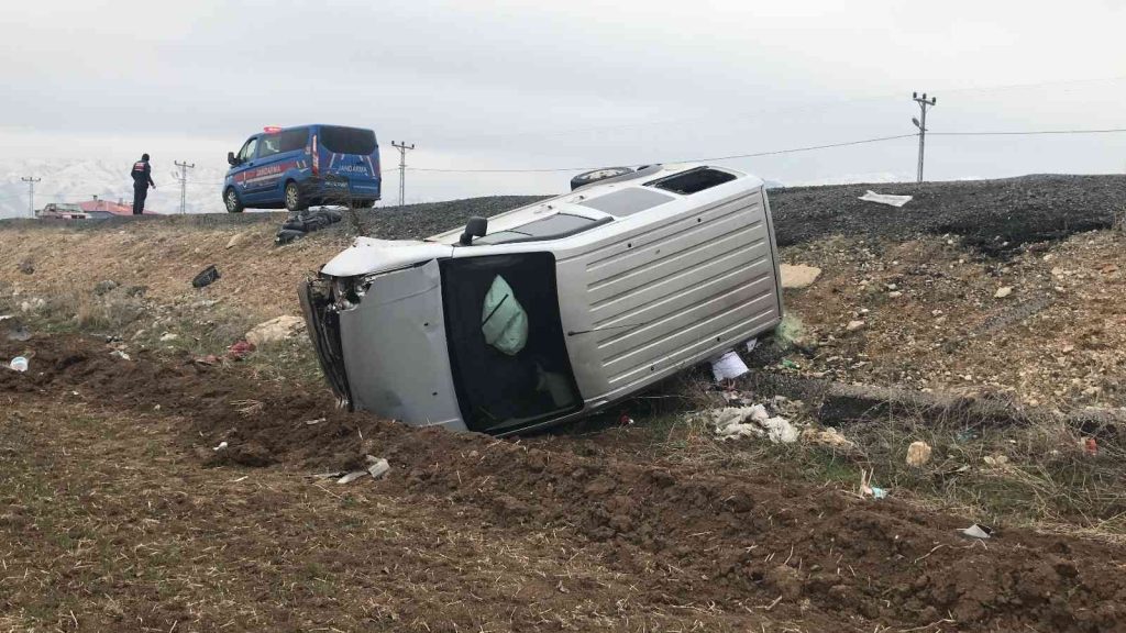 Elazığ’da hafif ticari araç şarampole yuvarlandı: 4 yaralı