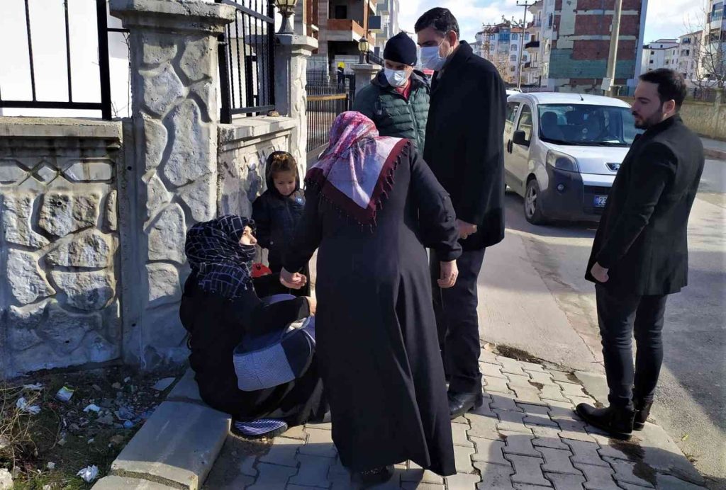 Elazığ’da ilginç olay: Zabıta dilenciyi yakaladı, vatandaş hala para vermeye çalıştı