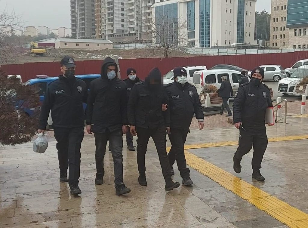 Elazığ’da kablo çalan 3 şüpheli polis ekipleri tarafından yakalandı