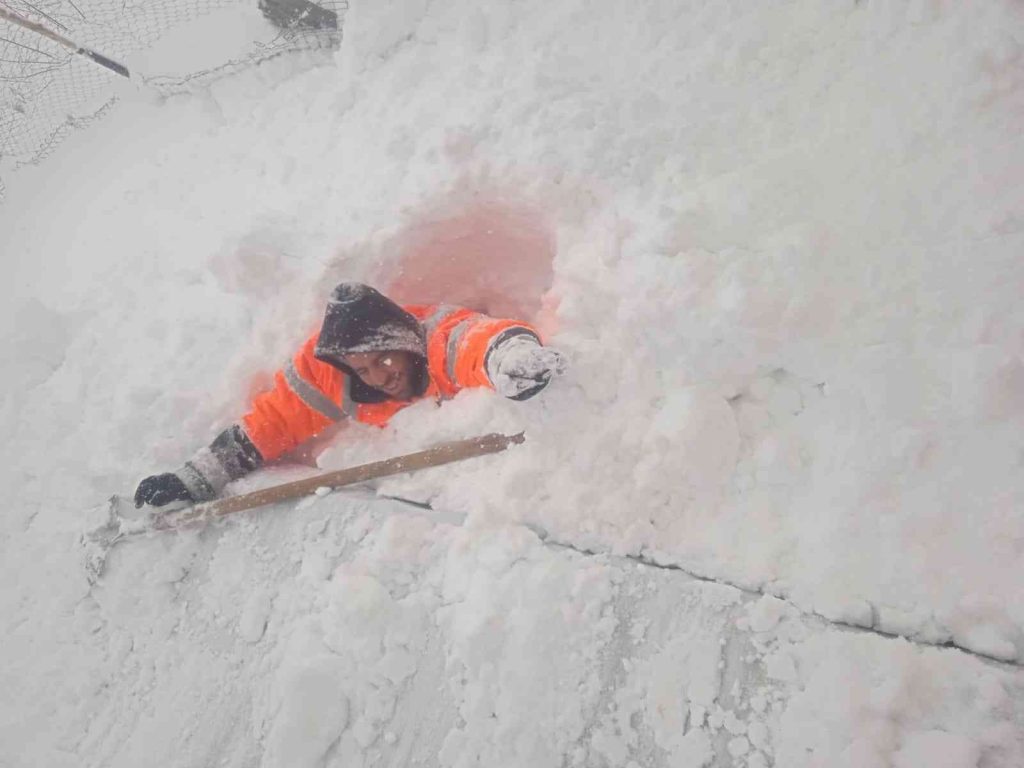 Elazığ’da kar kalınlığı insan boyuna yaklaştı