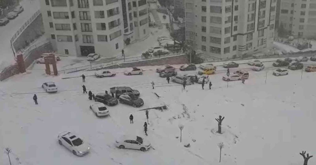 Elazığ’da kar yağışı etkili oldu, rampada kayan araçlar birbirine çarptı