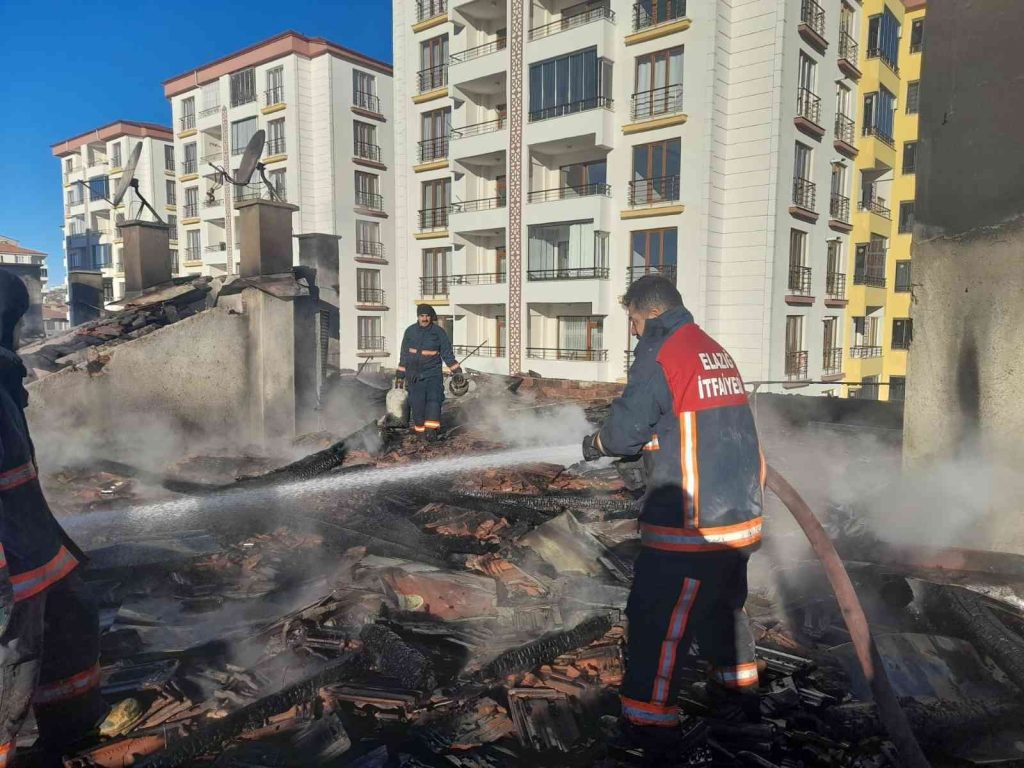 Elazığ’da korkutan yangın: Alevler geceyi gündüze çevirdi