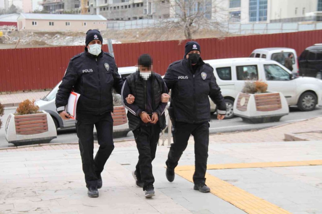 Elazığ’da otomobilden teyp çalan hırsızı tutuklandı