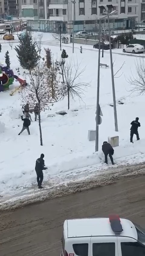 Elazığ’da polis çocuklarla kar topu oynadı