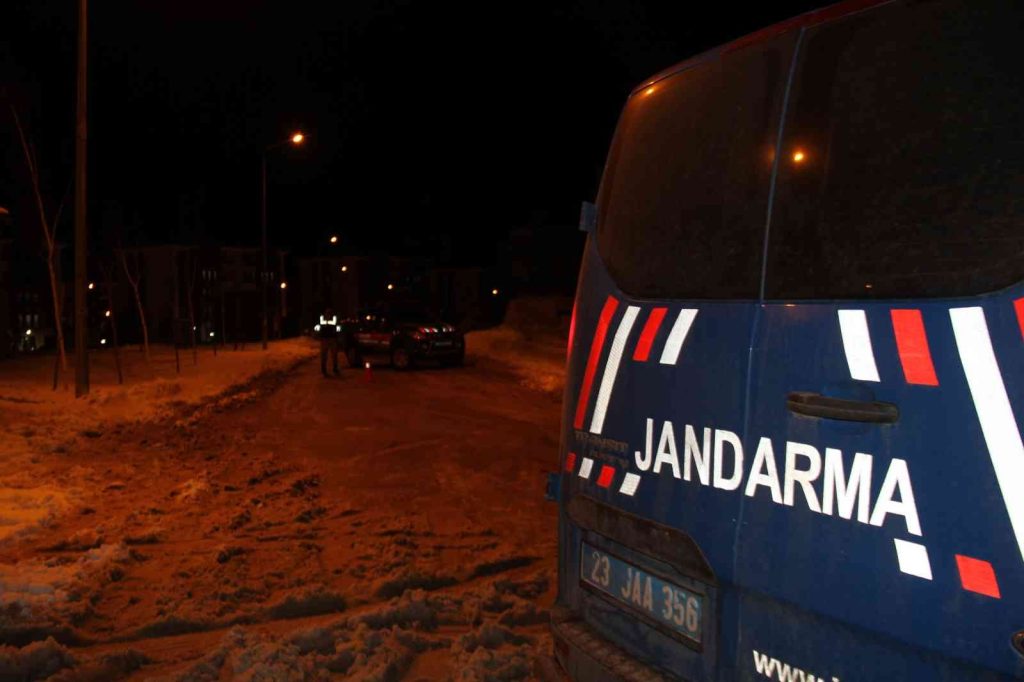 Elazığ’da silahlı, bıçaklı kavga: 2 yaralı