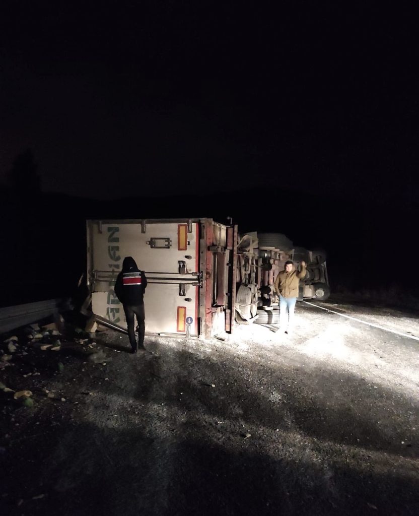 Elazığ’da tır yan yattı: 1 yaralı