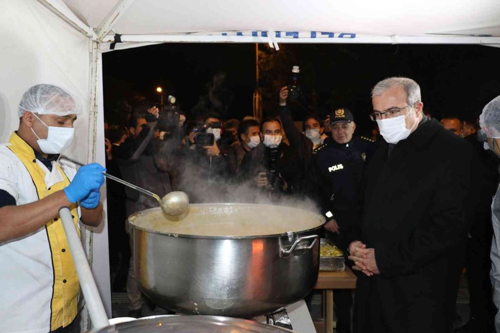 Elazığ’da Valilikten vatandaşlara çorba ikramı