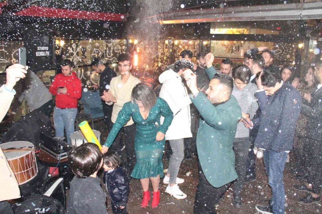 Elazığ’da vatandaşlar yeni yıla halay çekip çiftetelli oynayarak girdi