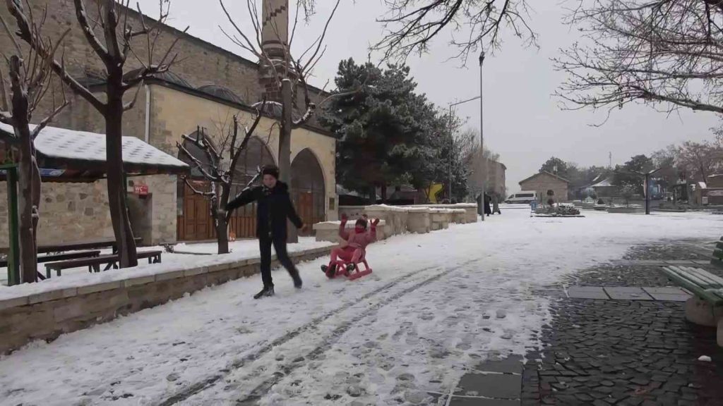 Elazığ’da yılın ilk karı yağdı