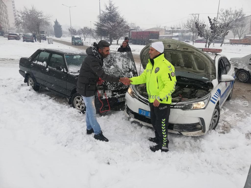 Elazığ’da yolda kalan sürücülerin imdadına polis ekipleri koştu