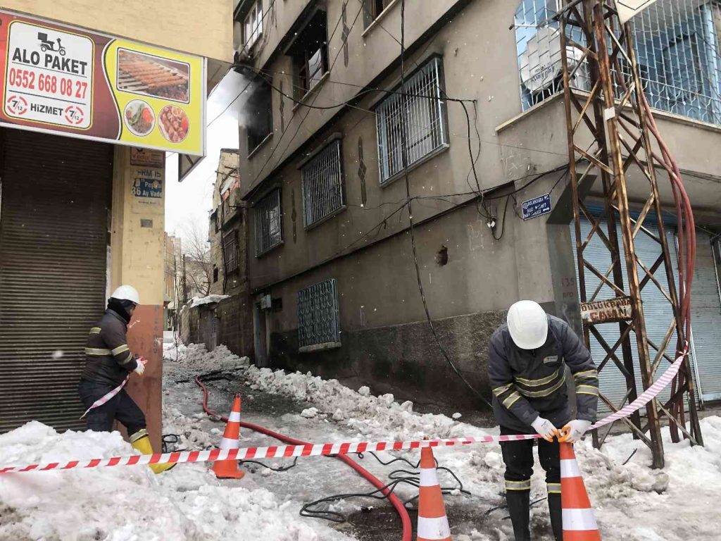 Elektrik kontağı evi yaktı, 2 kişi dumandan etkilendi