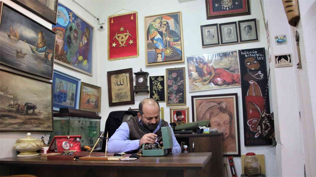 Emekli askerin hayran bırakan antika koleksiyonu