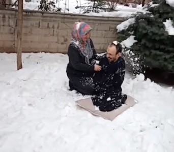 Engelli genç ailesi ile kar topu oynadı, o anlar yürekleri ısıttı