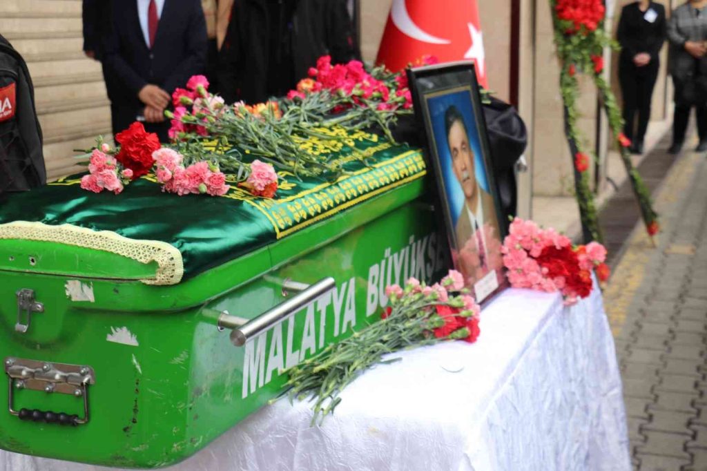 Eski Baro Başkanı Gökçe adliye önünde tören ile son yolculuğuna uğurlandı.