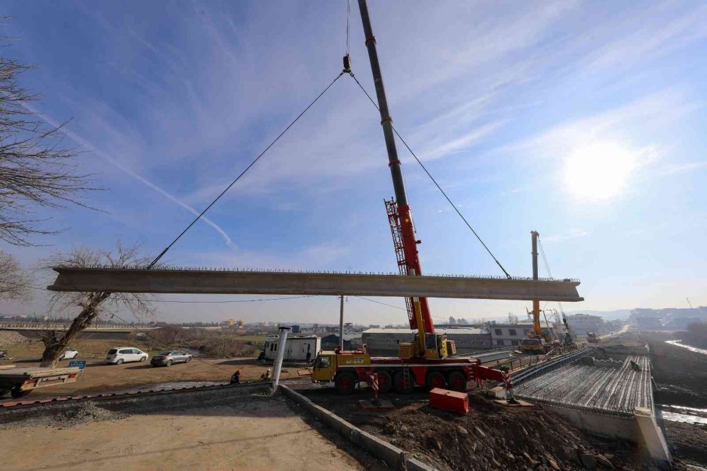 Eski Mardin yolunda çalışmalar sürüyor