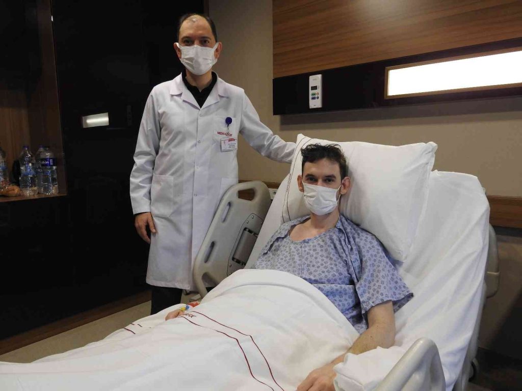 Estonyalı hasta aşırı uzun olan bağırsağından kurtuldu