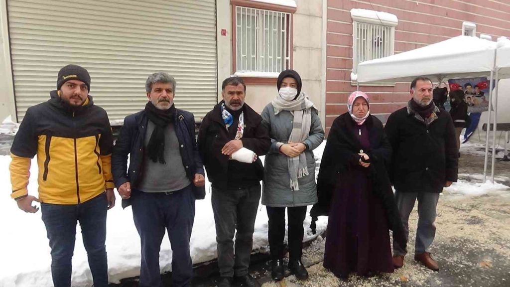 Evlat hasreti çeken aileler kar altında nöbette