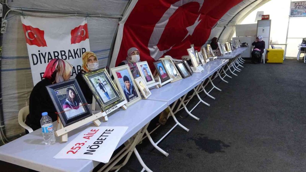 Evlat nöbeti tutan baba: “Orada kalmayın, devlet size sahip çıkacaktır”