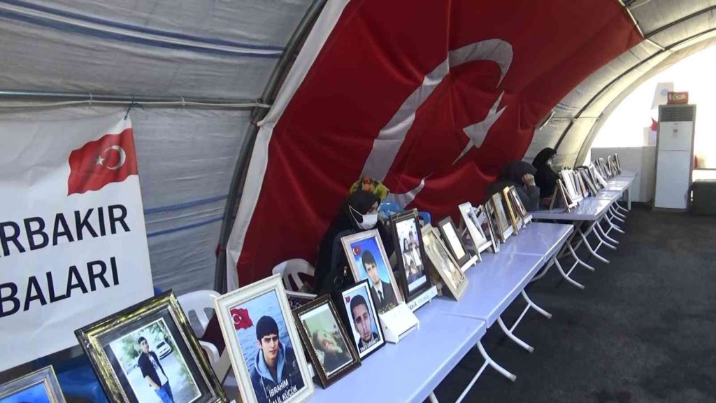 Evlat nöbetindeki aileler çocuklarını PKK’dan almakta kararlı