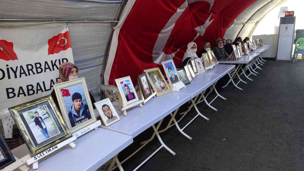 Evlat nöbetindeki anne: “HDP’ye inanmayın, PKK’ya kanmayın, kaçıp gelin burada güçlü devletimiz var”