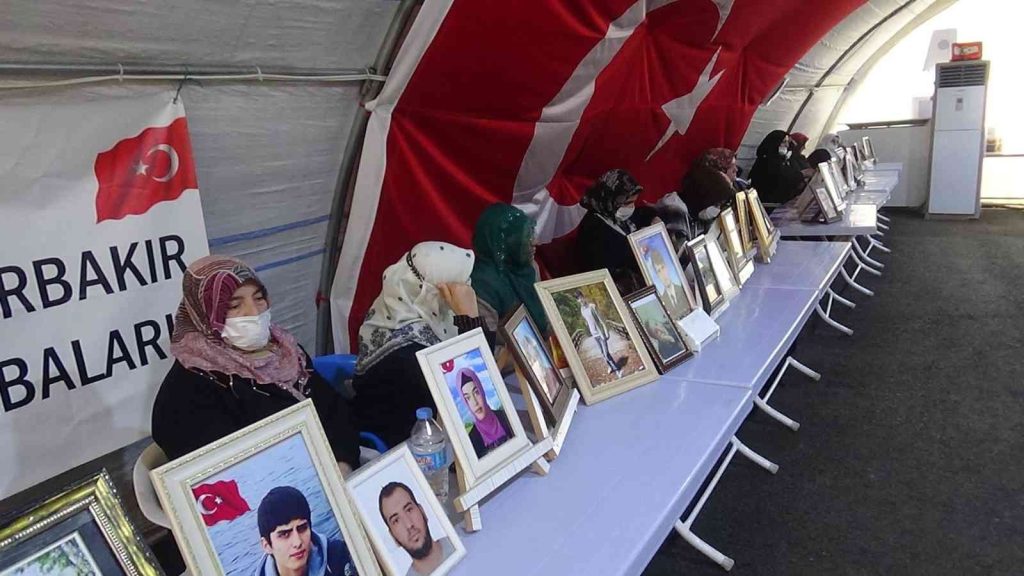 Evlat nöbetindeki anneden oğluna çağrı: “Oğlum gel, adın gibi zafer yaşat bize ne olursun”