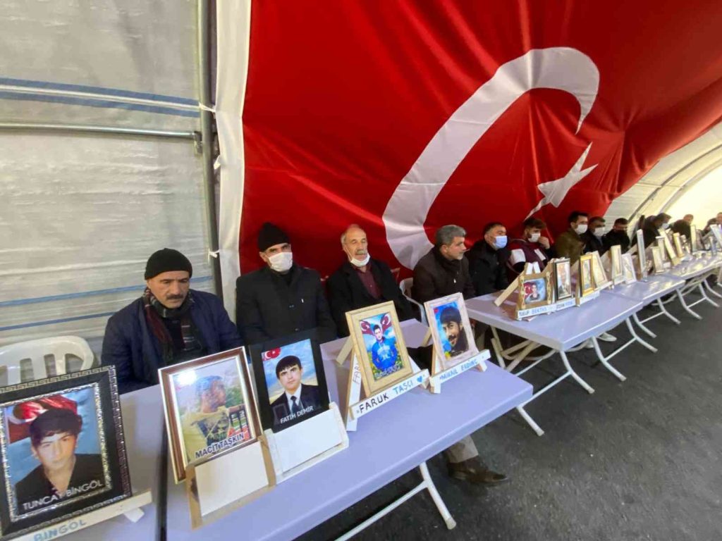 Evlat nöbetindeki baba Begdaş: “Siyasi partiler bir araya gelirse evlatlarımızı kurtarırlar”