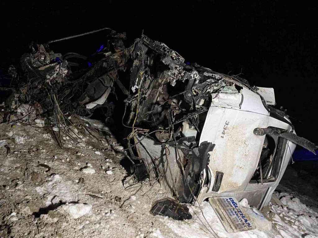 Freni patlayan vinç yüklü tır devrildi: 1 ölü