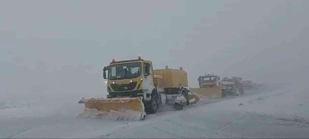 Gap Havalimanında kar temizleme çalışmaları
