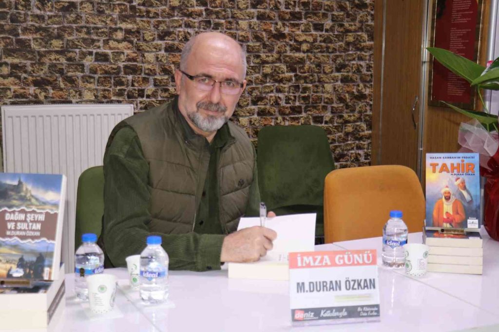 Gazeteci -Yazar Özkan, ikinci kitabının imza gününde kitapseverlerle buluştu