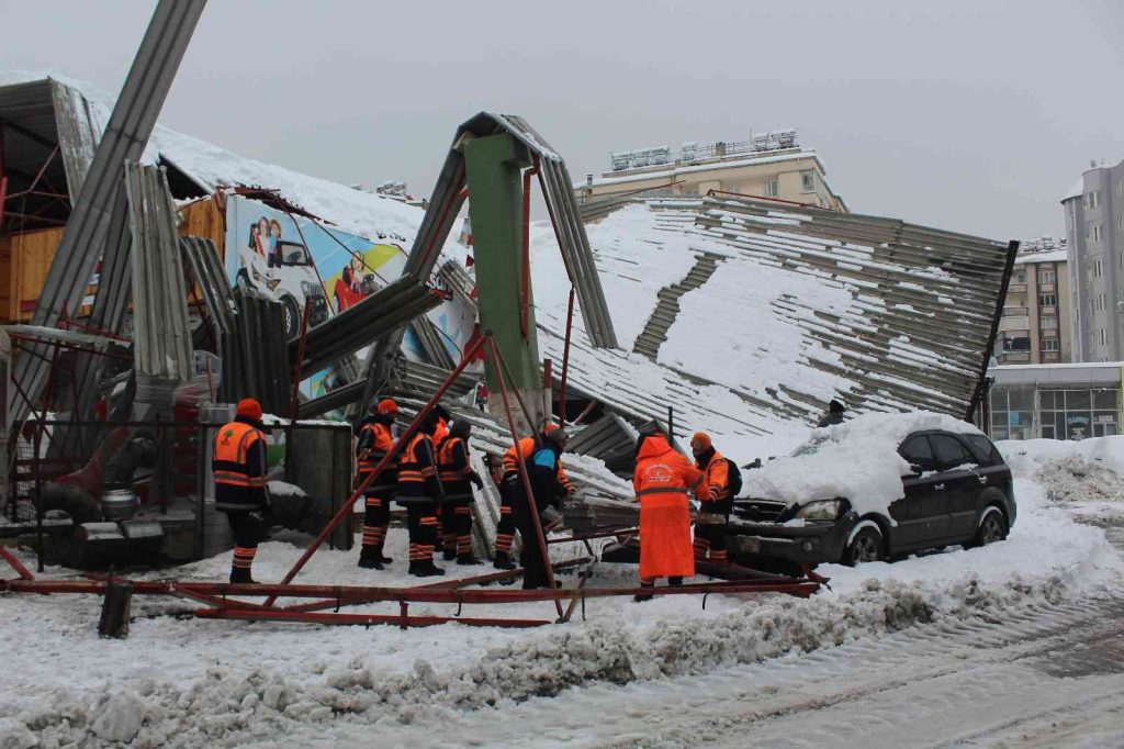 Gaziantep’te pazar yeri çatısı çöktü, ortalık savaş alanına döndü