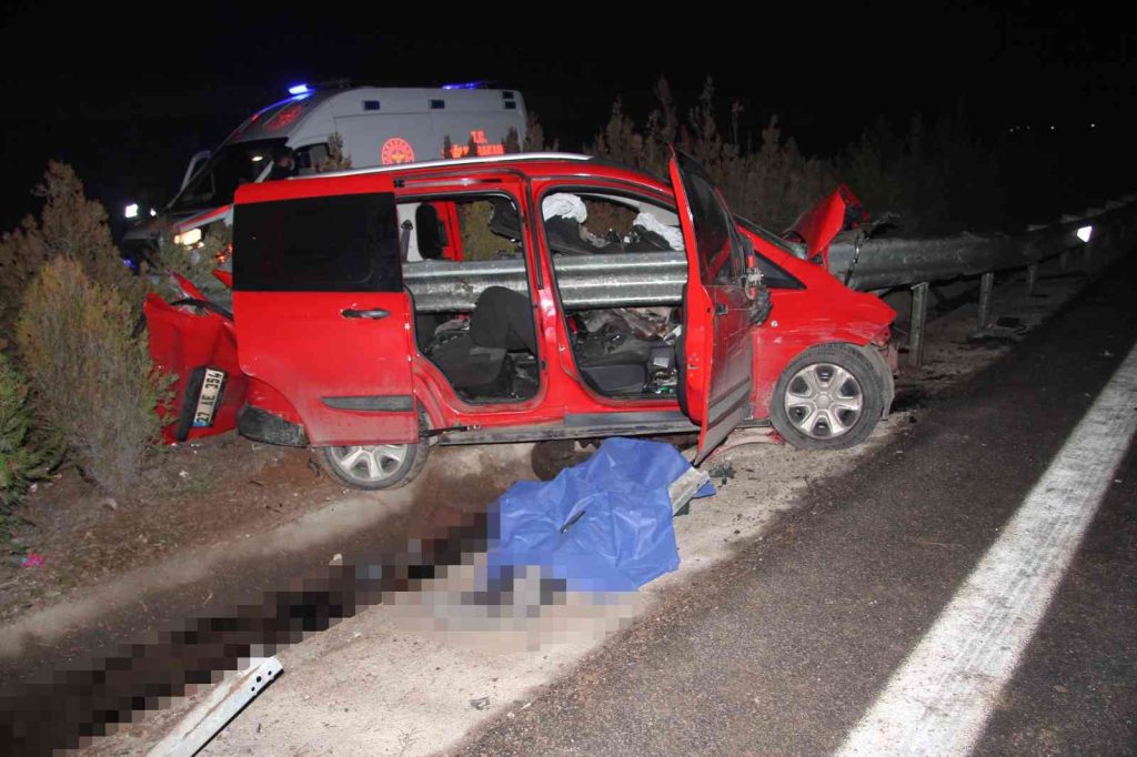 Gaziantep’te ticari araç bariyerlere ok gibi saplandı: 1 ölü, 1 yaralı