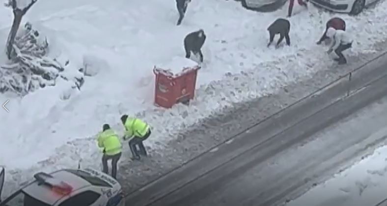 Gaziantep’te yürekleri ısıtan kartopu savaşı