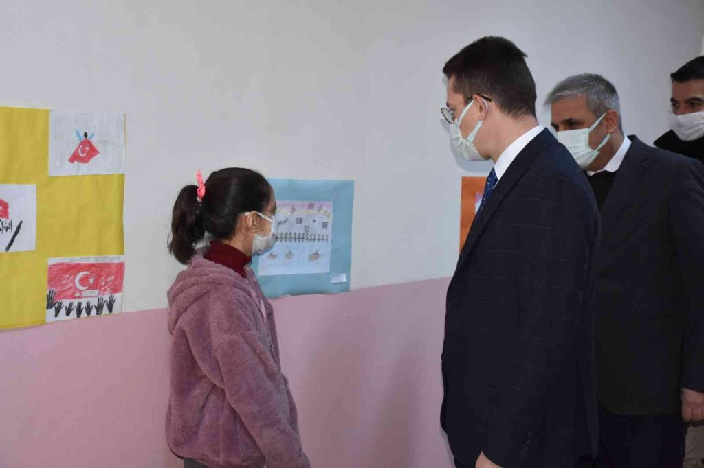 Genç ilçesinde öğrenciler ’15 Temmuz’ resim sergisi açtı