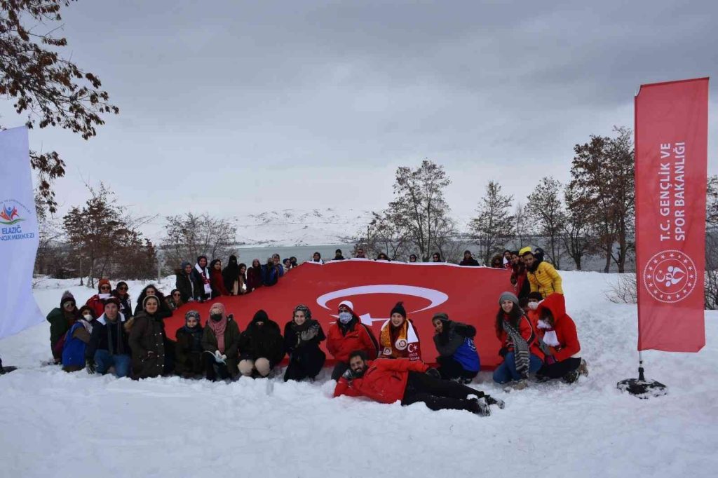 Gençler Hazarbaba Kayak Merkezi’nde doyasıya eğlendi