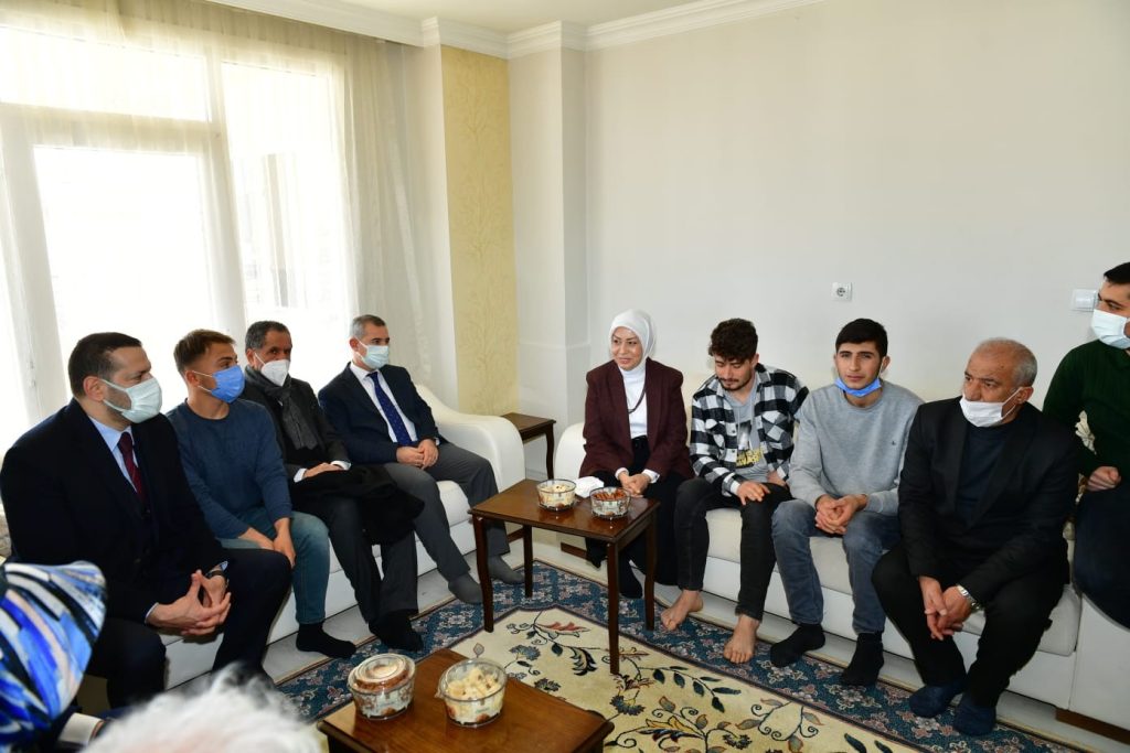 Gıda destek projesinden faydalanan üniversite öğrencileri memnun