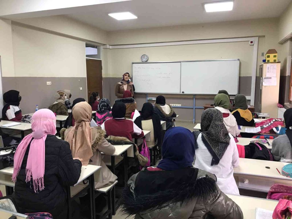 Görme engelinin engel olmasına izin vermedi, Rukiye öğretmen engelleri aşarak çocukluk hayalini gerçekleştirdi