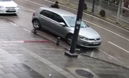 Gündüz vakti avukatın aracına giren hırsız ruhsatlı tabancayı çaldı