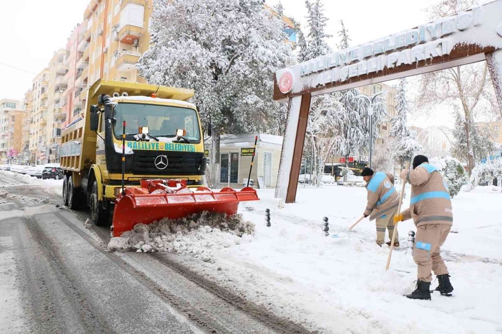 Haliliye’de karla mücadelede ekipleri sahada