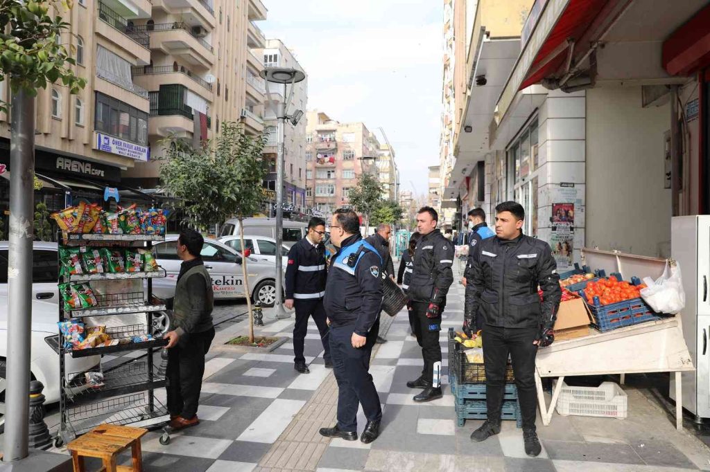 Haliliye’de zabıta kaldırım işgallerini önlüyor