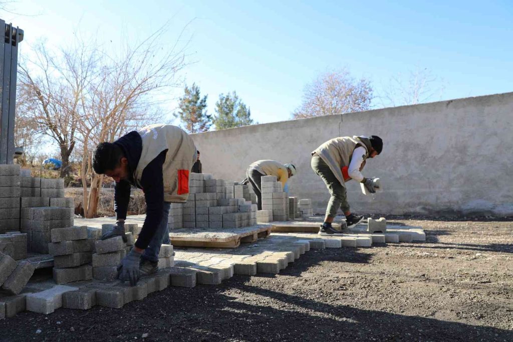 Haliliye’nin 2 mahallesinde yol yapım çalışması sürüyor