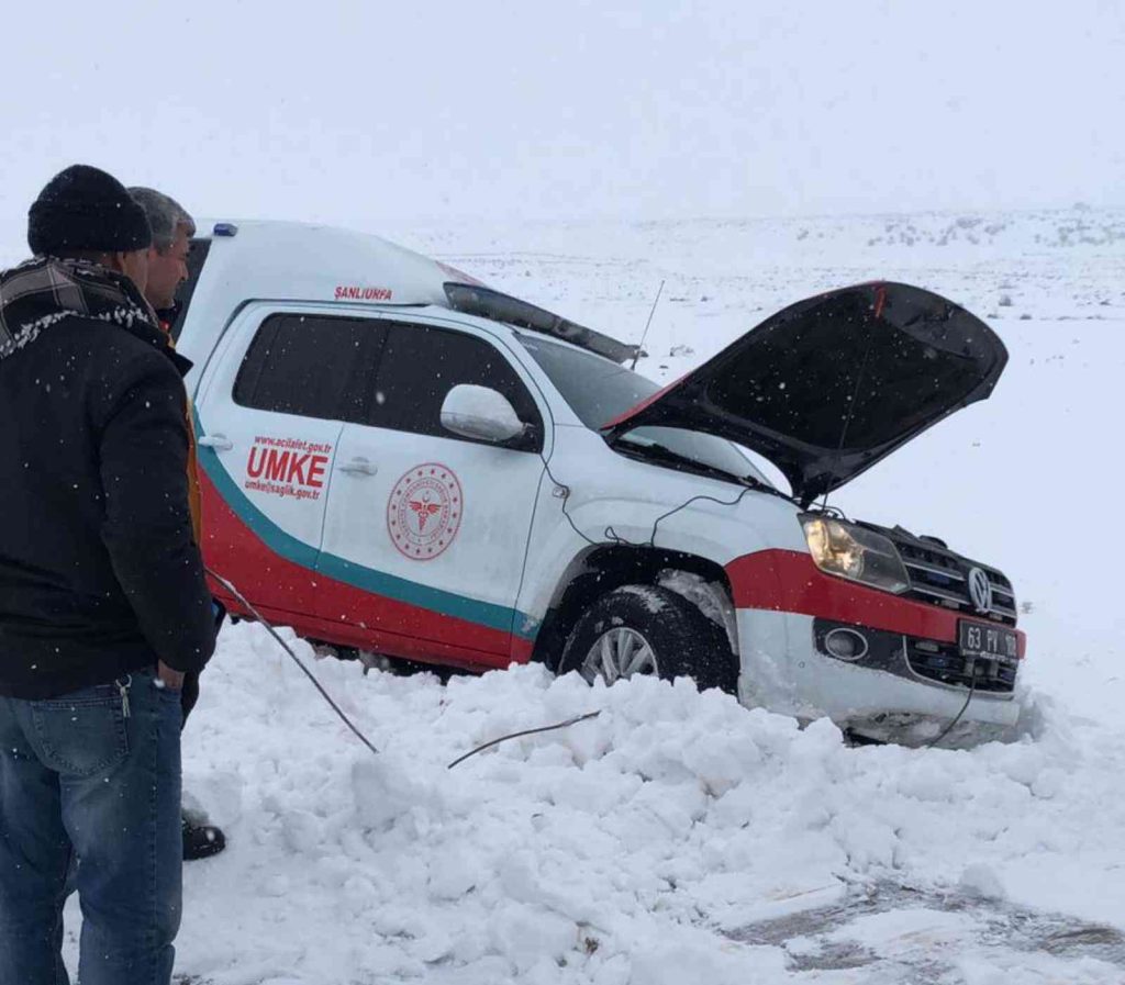 Hasta almaya giden sağlık ekipleri karda mahsur kaldı
