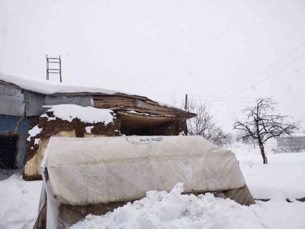 Hayvanlarının yemi karla kaplı çadırın altında kalan engelli vatandaşın imdadına jandarma koştu