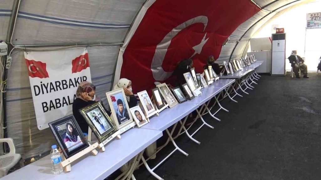 HDP’li Semra Güzel’in PKK’lı teröristle olan fotoğraflarına evlat nöbetindeki ailelerden tepki