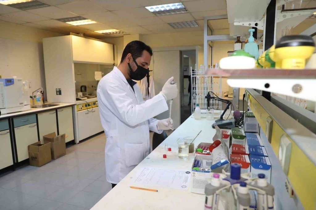 İleri Biyolojik Atıksu Arıtma Tesisi Laboratuvarı günlük 81 analiz yapıyor