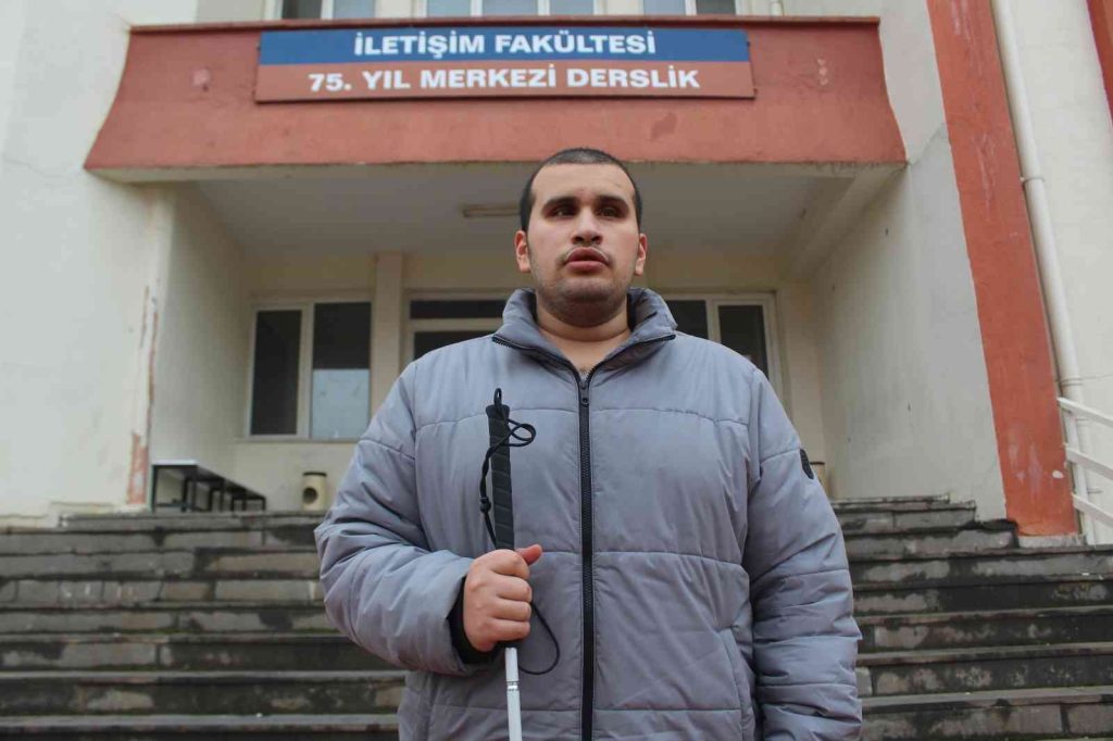 İletişim Fakültesi’nin tek görme engelli öğrencisi gazeteci olma yolunda