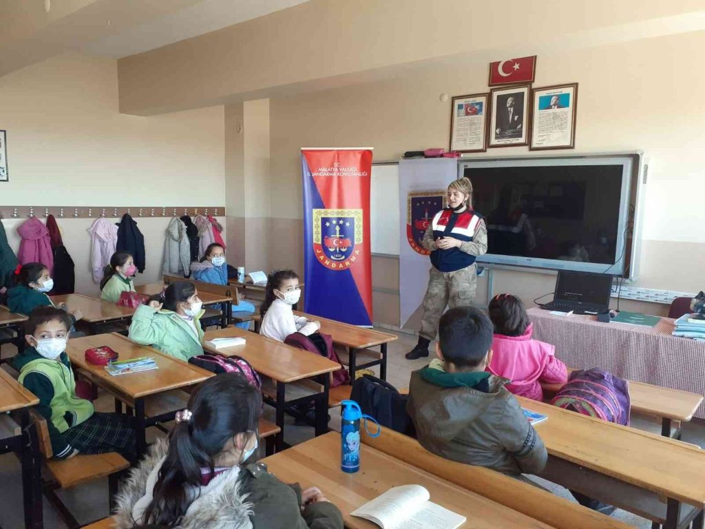 İlkokul öğrencilerine internetin yararları ve zararları anlatıldı