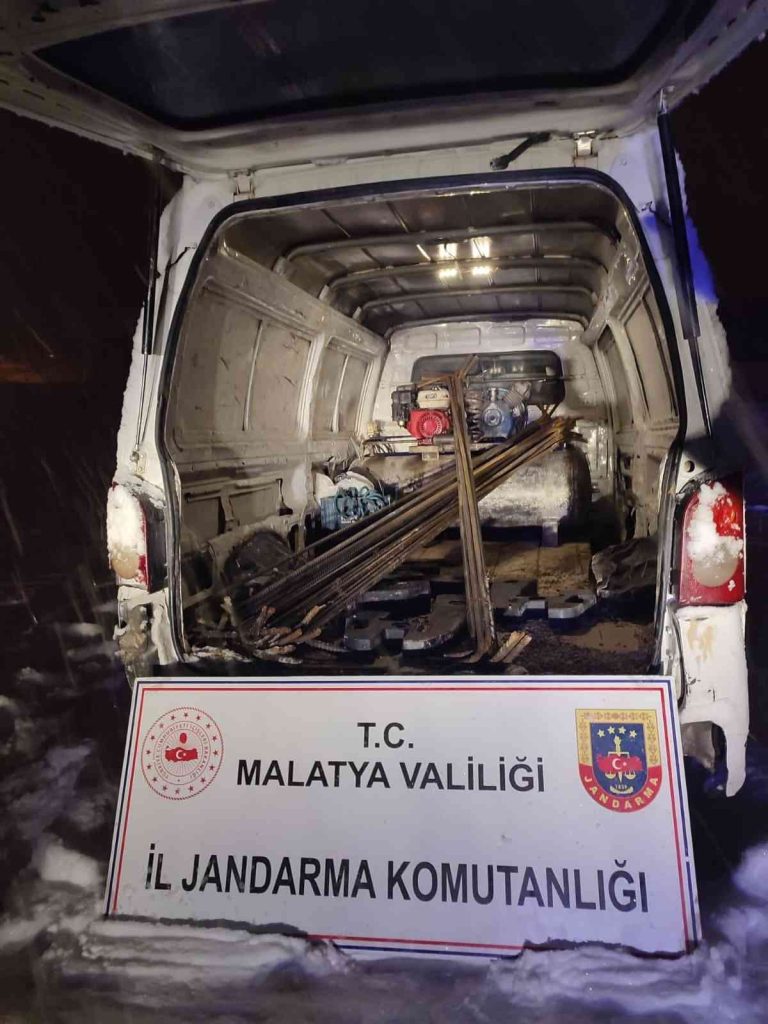 İnşaattan demir çalan hırsızların aracı kara saplandı