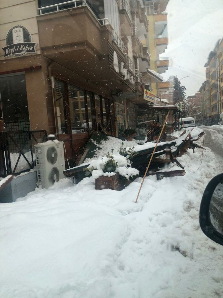 İslahiye’de iş yerlerinin tenteneleri karın ağırlığına dayamayarak çöktü