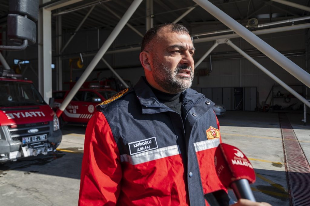 İtfaiye ekipleri karla birlikte 114 ihbara müdahele etti