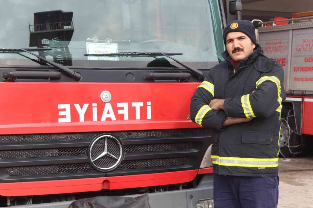 İtfaiye eri hasta kadını sırtında taşıdı